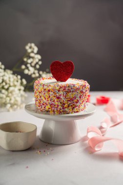 Sevgililer Günü, Aşk, Kırmızı kalpli ve çingene çiçekli şenlikli pasta.