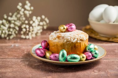 Paskalya bahar tatili geçmişi. Çikolatalı pasta, paskalya yumurtası, çigila çiçeği.