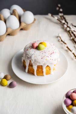 Paskalya bayramı pastası, kremalı, şekerli ve yumurtalı. Beyaz yumurtalar ve söğüt dalları. Boşluğu kopyala