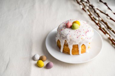 Paskalya bayramı pastası, kremalı, şekerli ve yumurtalı. Beyaz yumurtalar ve söğüt dalları. Boşluğu kopyala