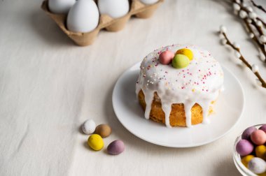 Paskalya bayramı pastası, kremalı, şekerli ve yumurtalı. Beyaz yumurtalar ve söğüt dalları. Boşluğu kopyala