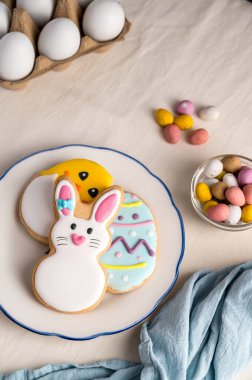 Paskalya bayramı renkli kurabiyeler tavşancık, havuç, yumurta, yumurta, yumurta şekerli piliç.