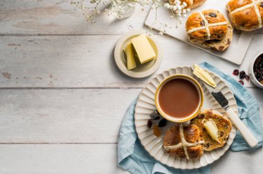 Tereyağlı çörekler. Kahvaltı konsepti. Üst Manzara. Paskalya çörekleri. Boşluğu kopyala.