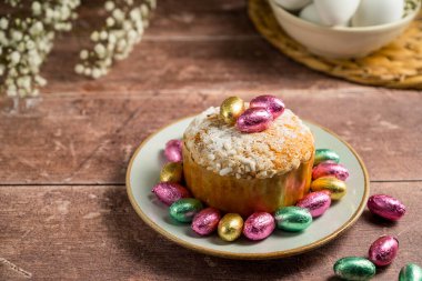 Paskalya bahar tatili geçmişi. Çikolatalı pasta, paskalya yumurtası, çigila çiçeği.