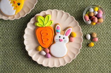 Paskalya bayramı renkli kurabiyeler tavşancık, havuç, yumurta, yumurta, yumurta şekerli piliç