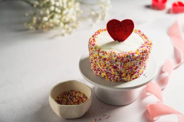 Sevgililer Günü, Aşk, kırmızı kalpli ve çingene çiçekli şenlikli pasta.