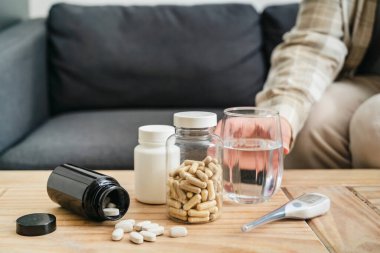 Hastalık ve sağlık sorunları. Masada ilaç ve kapsüllü şişeler mevsimsel soğuk algınlığı ve grip konsepti. Tıbbi tedavi