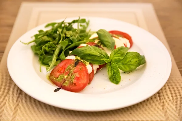 Ensalada de Caprese - ensalada con tomate, queso mozzarella y pesto s — Foto de Stock