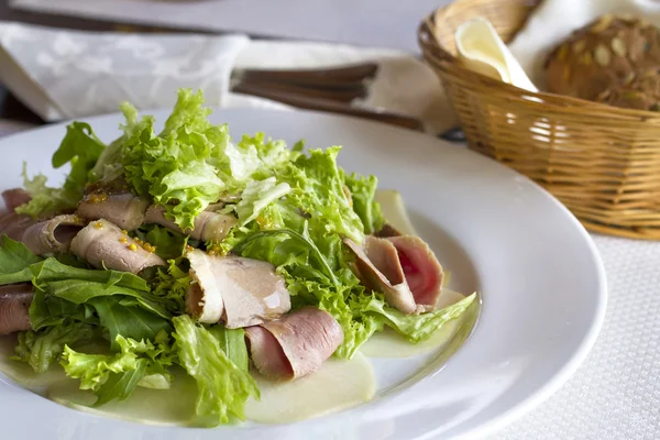 Taze salata haşlanmış domuz eti ve hardal sosu ile — Stok fotoğraf