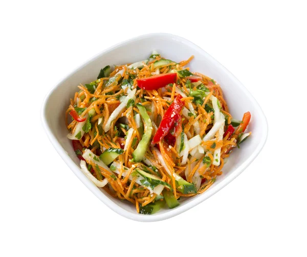 Salada de estilo asiático com legumes frescos e molho picante — Fotografia de Stock