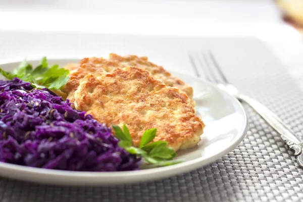 Tavuk börek ve Kimyon tohumu ile kırmızı lahana Komposto — Stok fotoğraf