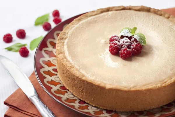 Bolo de café e creme com framboesas — Fotografia de Stock