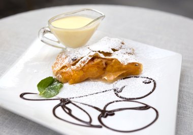 abrikoos strudel met vla en mint