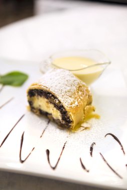 Muhallebi ve nane ile haşhaş tohumu ve krem peynir strudel
