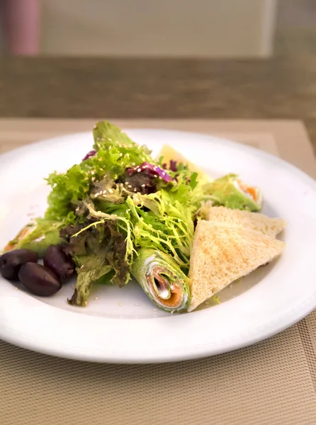 Ispanaklı krep somon ve salata ile karıştırın — Stok fotoğraf