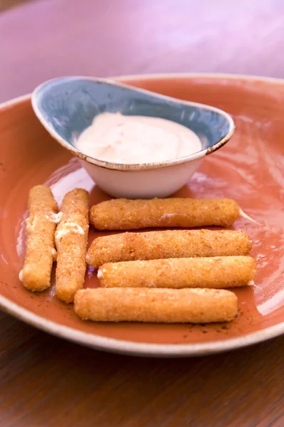 Глибокі смажені сирні палички з соусом з тіста — стокове фото
