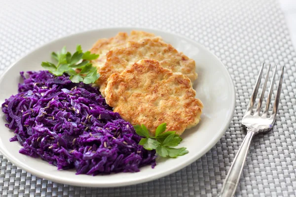 Tavuk börek ve Kimyon tohumu ile kırmızı lahana Komposto — Stok fotoğraf