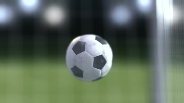 Pelota de fútbol cámara lenta a la portería. Pelota de fútbol slow motion 4k renderizado — Vídeo de stock