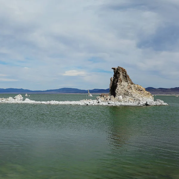 Mono Lake Tufa State Natural Reserve, California. Spectacular view of green water with single rock. — Stock Photo, Image