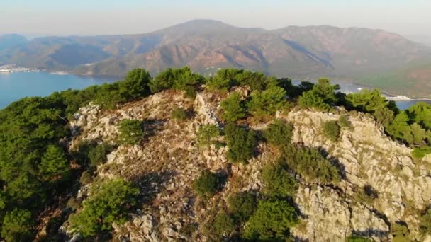 Vue aérienne surplombant la forêt de pins en montagne au coucher du soleil. Un drone survolant la cime des arbres. Images de fond nature en 4K. Dronie. — Video