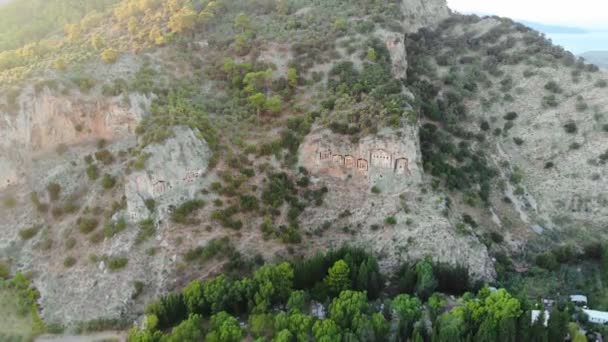 Türkiye 'nin Dalyan kentinin karşısındaki kayalıklarda bulunan Lycian kaya mezarları. Kralların mezarları. İnsansız hava aracıyla mezarlara yaklaşıyoruz. 4K — Stok video