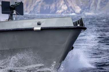 Sahil Güvenlik gemisinin pruvası denize açılıyor.