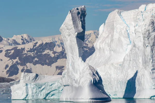 Iceberg Alto Quebrado Com Montanhas Fundo Antártida Aquecimento Global — Fotografia de Stock