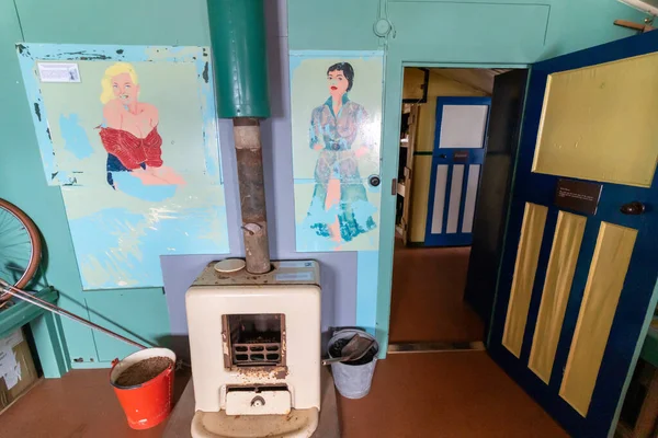 Antarktika - 3 Şubat 2017: halen çalışan Port Lockroy 'daki İngiliz Antarktika Üssü. Antarktika üssünün müze bölümü.