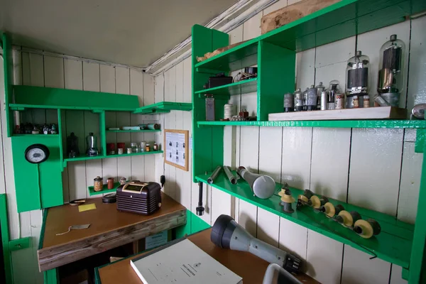 Antarktika - 3 Şubat 2017: halen çalışan Port Lockroy 'daki İngiliz Antarktika Üssü. Antarktika üssünün müze bölümü.