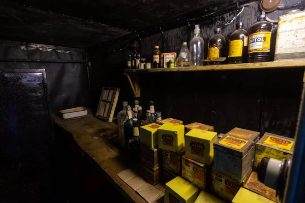 Antarktika - 3 Şubat 2017: halen çalışan Port Lockroy 'daki İngiliz Antarktika Üssü. Antarktika üssünün müze bölümü.