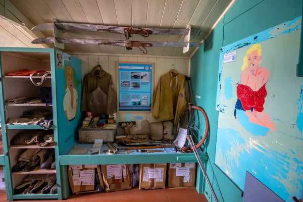 Antarktika - 3 Şubat 2017: halen çalışan Port Lockroy 'daki İngiliz Antarktika Üssü. Antarktika üssünün müze bölümü.