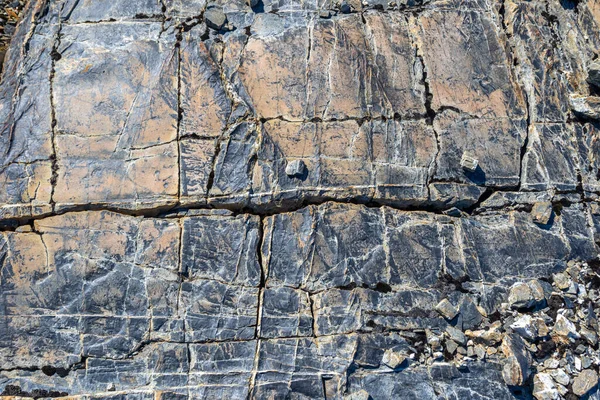 Kaya dokusu ve yüzey arkaplanı. Çatlak ve yıpranmış doğal taş arka planı. Geometrik çatlaklar. Dikey çapraz taş çatlakları