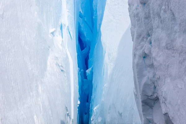 Dyb Blå Revne Gletsjer Antarktis Nærbillede Brud Gletsjeren Global Opvarmning - Stock-foto