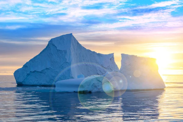 Puesta Sol Antártida Iceberg Asombrosamente Formado Atardecer Los Rayos Traseros —  Fotos de Stock