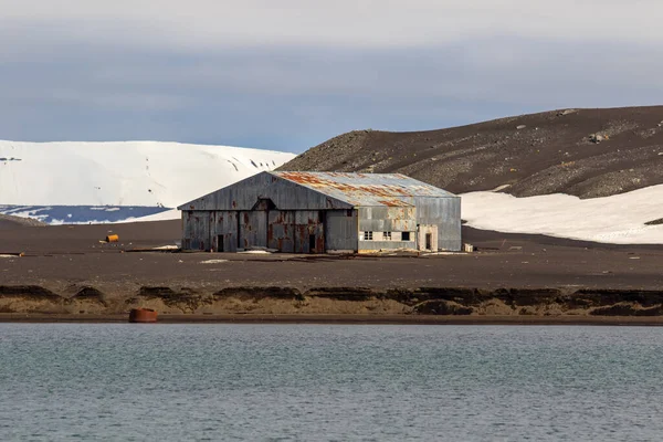 Antarktika 'daki Aldatma Adası' nda terk edilmiş bir balina avlanma üssünün eski ahırı..