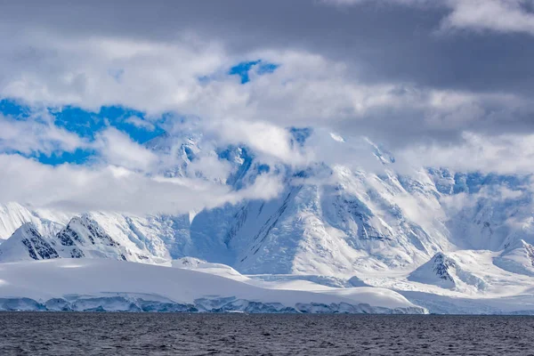 Grandes Montanhas Cobertas Neve Antártida Cobertas Nuvens Cinzas — Fotografia de Stock