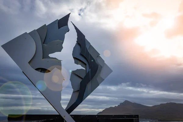 Horn Burnu Adası 'ndaki Cape Horn Anıt Heykeli Güney Amerika' nın Şili 'deki en güney noktası.