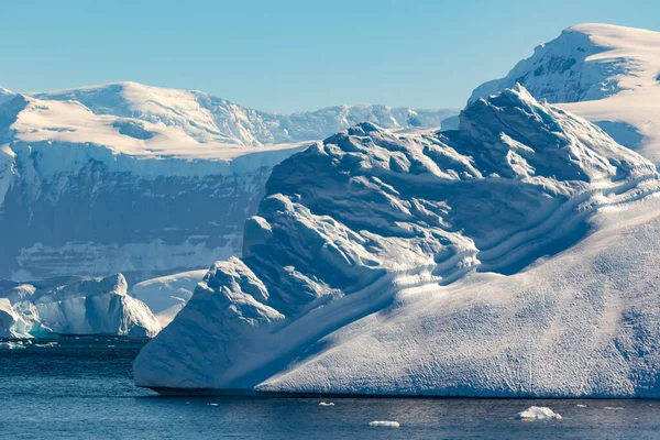 Iceberg Invertido Derretido Com Geleira Montanhas Fundo Antártida Imagens De Bancos De Imagens