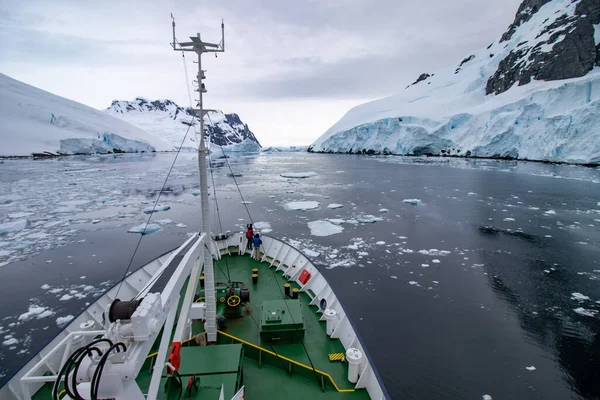 Ett Passagerarfartyg Passerar Lemaire Channel Utsikt Över Skeppets Båge Antarktis — Stockfoto