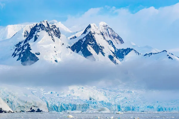 Χιονισμένα Μεγάλα Βουνά Στην Ανταρκτική Καλυμμένα Γκρίζα Σύννεφα Όμορφος Παγετώνας — Φωτογραφία Αρχείου