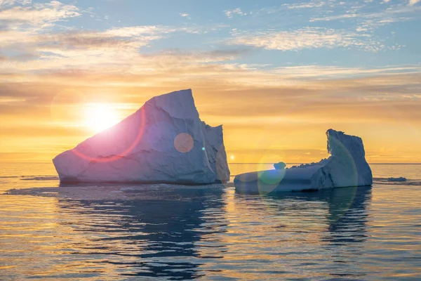 Iceberg Forma Extraordinária Pôr Sol Raios Luz Fundo Sol Antártida — Fotografia de Stock