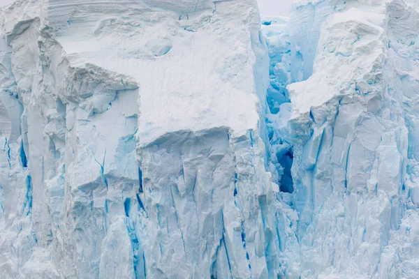 南极洲冰川上的深蓝色裂缝 冰川中的一个断裂 全球变暖 — 图库照片
