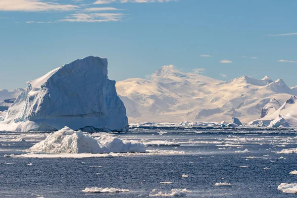 Belo Iceberg Com Uma Grande Geleira Montanhas Fundo Antártida — Fotografia de Stock