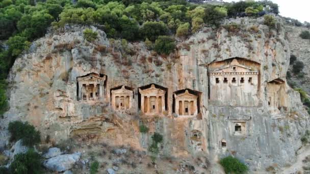 Λυκίας Τάφοι Βράχου στο βράχο αντιμετωπίζουν Dalyan, Τουρκία. Τάφοι των Βασιλέων. Πυροβολισμός με drone. 4K. — Αρχείο Βίντεο