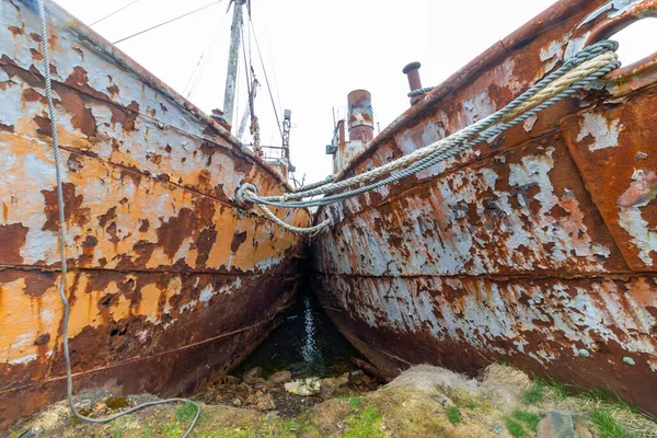 Grytviken 'de terk edilmiş bir balina avlama üssünde eski paslı gemiler. Güney Georgia. Takma diş..
