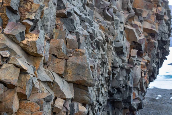 Antarktika 'da suyun üzerinde asılı taş duvar