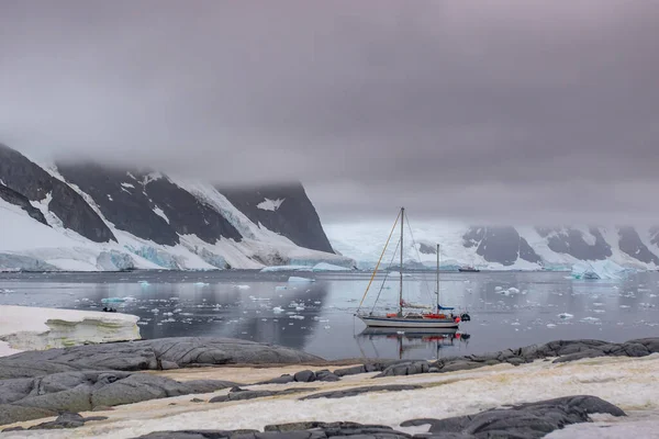 Voilier Ancré Dans Une Baie Tranquille Antarctique — Photo