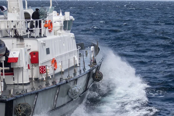 Antarktika - Aralık 05, 2016. Şili Sahil Güvenlik gemisi.