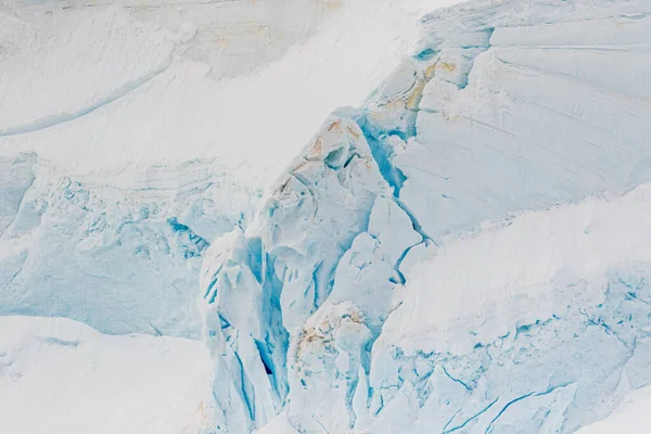 Antarktika 'da bir buzulda mavi bir çatlak. Buzulda bir çatlak. Küresel sıcaklık.