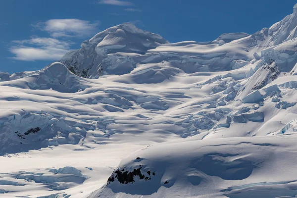 Antarktika 'daki dağlarda karla kaplı kum tepeleri.